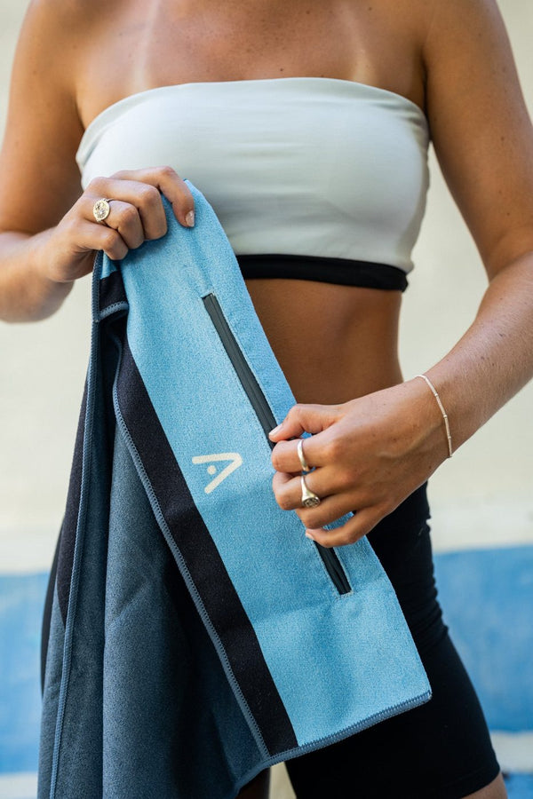 Hands on the gym towel zip pocket